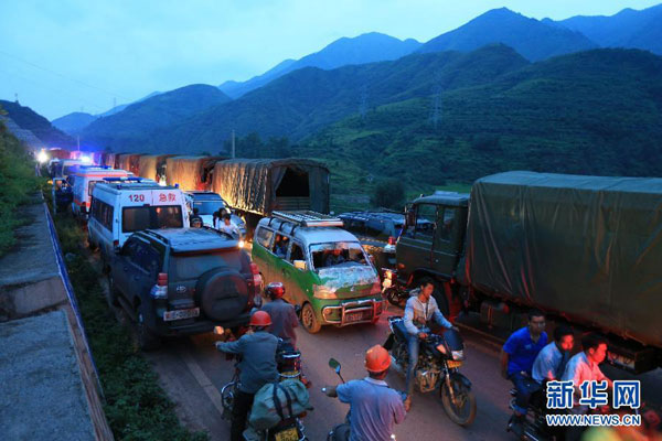 Cuatro carreteras principales están despejadas en zona de terremoto