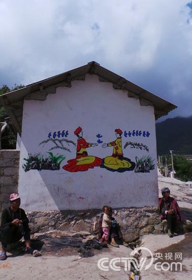 房屋墙上的彝族传统图画