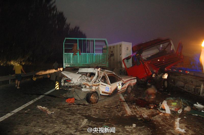 天津4民警高速公路救人后被撞身亡(组图)