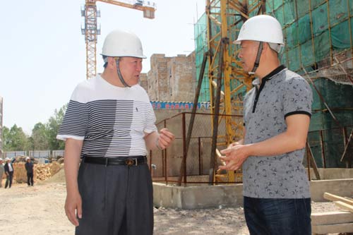 马瑜华（左）在施工现场了解生产进度