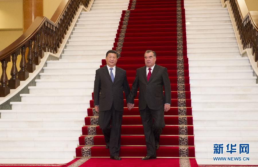 9月13日，国家主席习近平在杜尚别同塔吉克斯坦总统拉赫蒙举行会谈。 新华社记者 黄敬文 摄