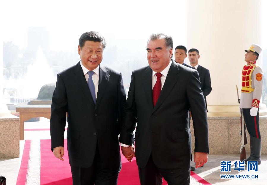 9月13日，国家主席习近平在杜尚别同塔吉克斯坦总统拉赫蒙举行会谈。 这是会谈开始前，两国元首步入会谈大厅。 新华社记者鞠鹏摄