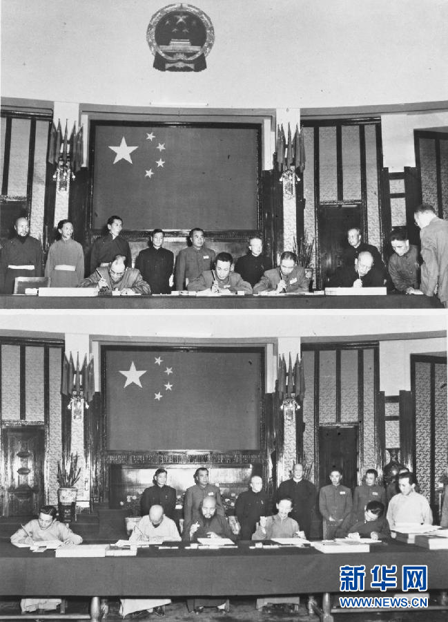1951年5月23日，中华人民共和国中央人民政府全权代表（上图）和西藏地方政府全权代表（下图）在《关于和平解放西藏办法的协议》上签字。上图坐者右起为中央政府全权代表：李维汉、张经武、张国华、孙志远。下图坐者右起为西藏地方政府全权代表：阿沛·阿旺晋美、凯墨·索安旺堆、土丹旦达、土登列门、桑颇·登增顿珠。