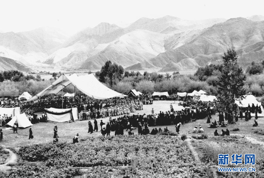 1951年9月，人民解放军入藏先遣部队抵达拉萨城郊。西藏地方政府在拉萨河畔搭起了巨大的白色帐篷，设立了十里长亭，隆重热烈欢迎解放军入城。西藏地方自古就是中国版图的组成部分。1840年鸦片战争以来开始遭到帝国主义列强的侵略。西藏和平解放前夕，西藏地方政府的权力掌握在亲英分裂势力手里。为粉碎帝国主义制造“西藏独立”的阴谋，完成对全国大陆的解放，1950年1月初，中共中央作出进军西藏的决策。同时，为避免伤害藏民族感情，更有利于民族团结，党中央确定了争取和平解放西藏的方针。但是被分裂势力控制的西藏地方当局拖延谈判，并企图以武力阻挠人民解放军进入西藏。10月，人民解放军解放昌都，沉重打击了分裂势力，打开了人民解放军进军西藏的门户，为和平解决西藏问题铺平了道路。1951年4月，西藏地方政府派代表团抵达北京。5月23日，正式签署《中央人民政府和西藏地方政府关于和平解放西藏办法的协议》。10月24日，第十四世达赖喇嘛致电毛泽东主席，表示拥护协议，并在中央人民政府领导下，积极协助进藏部队，巩固国防，驱逐帝国主义在西藏的势力，保卫祖国领土主权的统一。西藏的和平解放，粉碎了帝国主义及西藏上层少数分裂主义分子策划“西藏独立”的迷梦，使西藏摆脱了帝国主义侵略势力的羁绊，捍卫了国家的主权和领土完整，为逐步废除西藏封建农奴制度、实现藏民族的新生奠定了基础。西藏的和平解放，是西藏从黑暗走向光明，从分离走向团结，从落后走向进步的重要转折点，西藏从此进入崭新的历史发展时期。这是中国共产党民族政策的重大胜利。新华社发