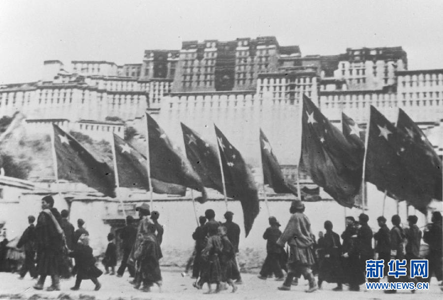 1951年10月26日，西藏地方政府为人民解放军举行了隆重的入城式，拉萨古城飘扬着五星红旗。西藏地方自古就是中国版图的组成部分。1840年鸦片战争以来开始遭到帝国主义列强的侵略。西藏和平解放前夕，西藏地方政府的权力掌握在亲英分裂势力手里。为粉碎帝国主义制造“西藏独立”的阴谋，完成对全国大陆的解放，1950年1月初，中共中央作出进军西藏的决策。同时，为避免伤害藏民族感情，更有利于民族团结，党中央确定了争取和平解放西藏的方针。但是被分裂势力控制的西藏地方当局拖延谈判，并企图以武力阻挠人民解放军进入西藏。10月，人民解放军解放昌都，沉重打击了分裂势力，打开了人民解放军进军西藏的门户，为和平解决西藏问题铺平了道路。1951年4月，西藏地方政府派代表团抵达北京。5月23日，正式签署《中央人民政府和西藏地方政府关于和平解放西藏办法的协议》。10月24日，第十四世达赖喇嘛致电毛泽东主席，表示拥护协议，并在中央人民政府领导下，积极协助进藏部队，巩固国防，驱逐帝国主义在西藏的势力，保卫祖国领土主权的统一。西藏的和平解放，粉碎了帝国主义及西藏上层少数分裂主义分子策划“西藏独立”的迷梦，使西藏摆脱了帝国主义侵略势力的羁绊，捍卫了国家的主权和领土完整，为逐步废除西藏封建农奴制度、实现藏民族的新生奠定了基础。西藏的和平解放，是西藏从黑暗走向光明，从分离走向团结，从落后走向进步的重要转折点，西藏从此进入崭新的历史发展时期。这是中国共产党民族政策的重大胜利。新华社发