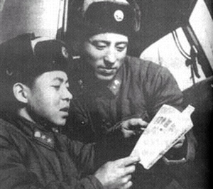 雷锋和战友一起读《毛泽东选集》
