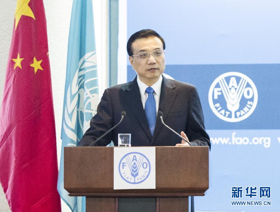 10月15日，中国国务院总理李克强在格拉齐亚诺总干事的陪同下在位于罗马的联合国粮农组织总部发表演讲。 新华社记者 饶爱民 摄