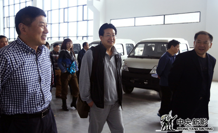 忠县县委常委、副县长孙开武陪同《新三峡》剧组总导演、总制片人杨书华参观