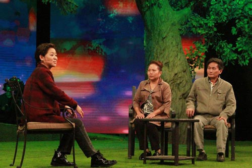 图：龙天祥夫妇来到《等着我》寻找自己失踪23年的儿子。