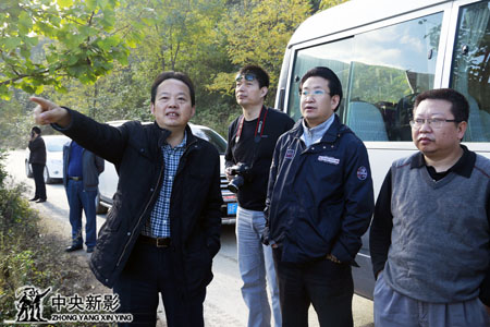 《新三峡》剧组在县领导的陪同下参观兴隆镇旅游新城