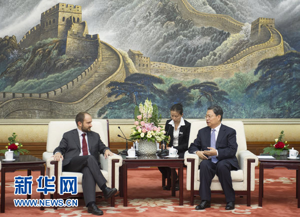 10月24日，中共中央政治局委员、中组部部长赵乐际在北京会见由主席奥尔菲尼率领的意大利民主党代表团。 新华社记者 谢环驰 摄