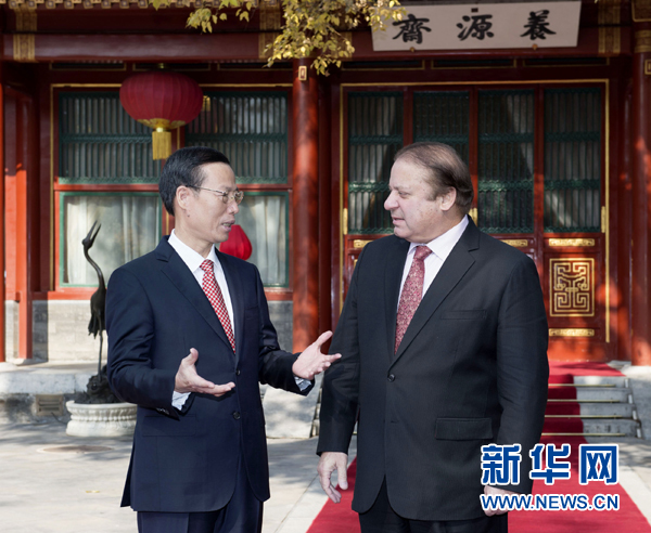 11月8日，国务院副总理张高丽在北京钓鱼台国宾馆会见来华出席加强互联互通伙伴关系对话会的巴基斯坦总理谢里夫。 新华社记者黄敬文 摄