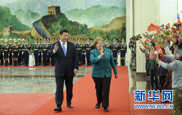 11月12日，国家主席习近平在北京人民大会堂同智利总统巴切莱特举行会谈。这是会谈前，习近平在人民大会堂北大厅为巴切莱特举行欢迎仪式。新华社记者 张铎 摄