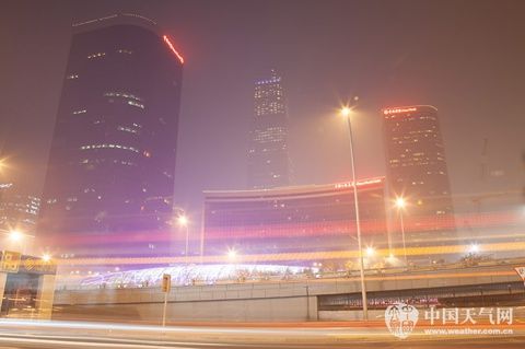 25日晚，北京国贸地区灯火通明，浑浊的空气在灯光的照射下变得五颜六色。