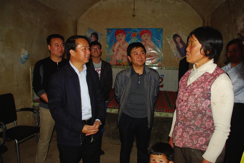 志丹县委副书记、县长杨东平（前排左一）深入保安镇开展群众路线走访调研