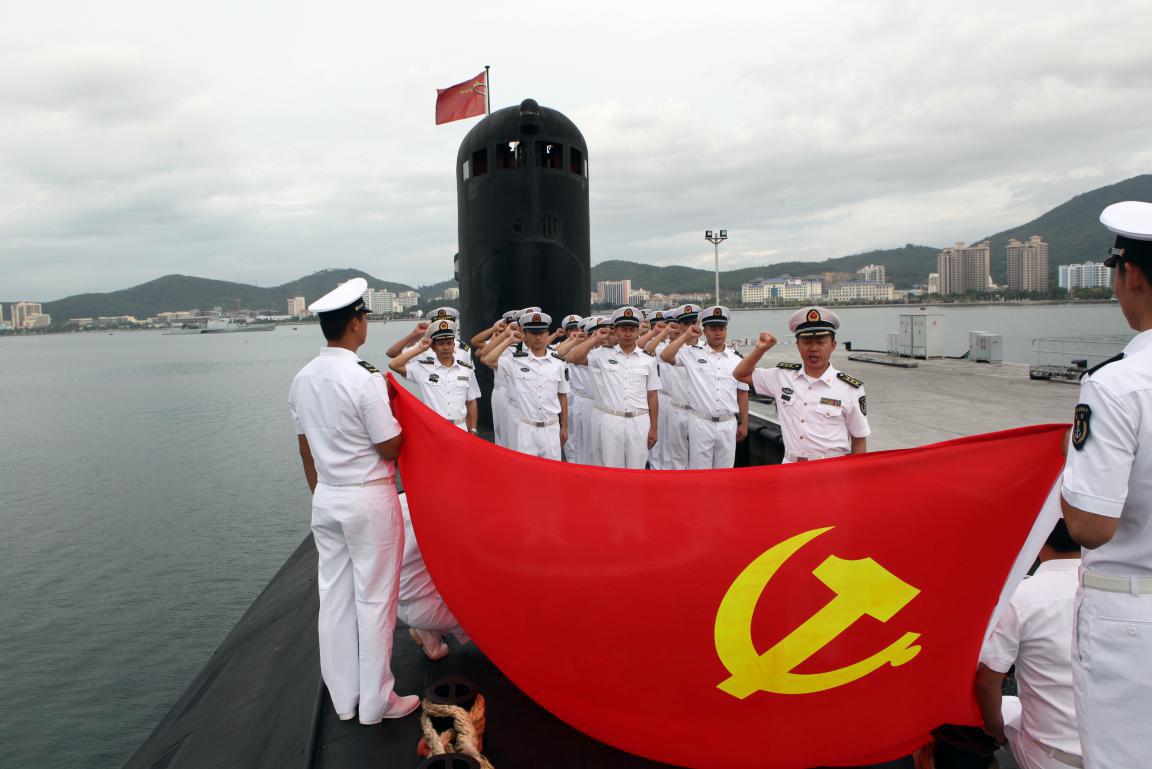 艇由我操纵，我听党指挥。图为372潜艇官兵们在艇上向党旗宣誓。（高毅 摄）