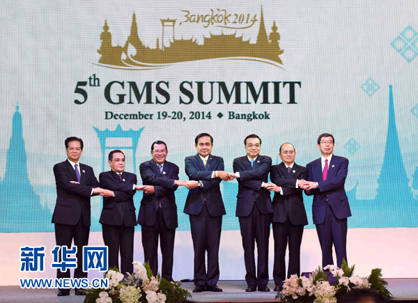 12月20日，国务院总理李克强在曼谷出席大湄公河次区域经济合作第五次领导人会议开幕式。 这是与会领导人在开幕式上集体合影。新华社记者 饶爱民 摄