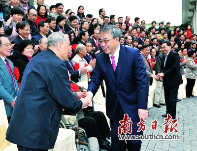 胡春华在会见广东省离退休干部先进集体和先进