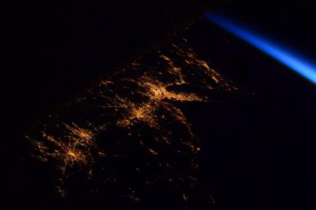 上海的夜景，2014年9月30日由宇航员Alexander Gerst拍摄。