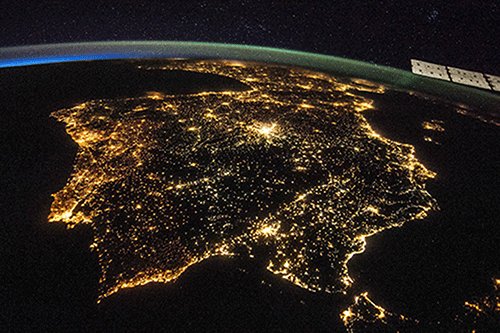 伊比利亚半岛的夜景。西班牙，葡萄牙，安道尔，以及底部的直布罗陀海峡，2014年7月26日拍摄于空间站。