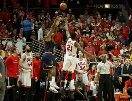 文体艺苑:24位媳妇半跪着为婆婆洗脚过母亲节