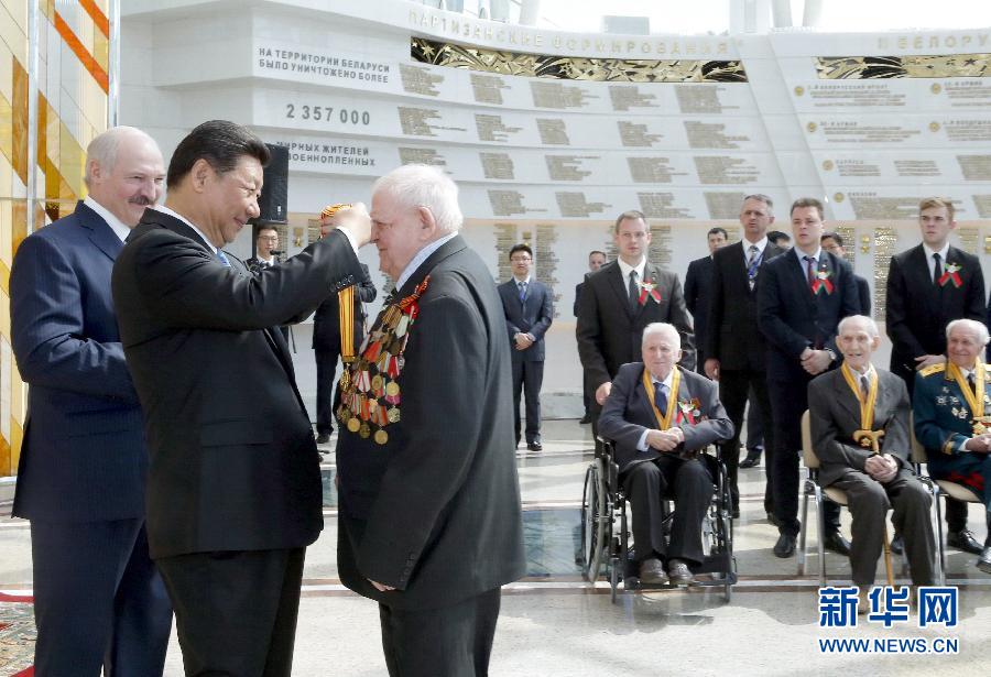 　　5月11日，国家主席习近平同白俄罗斯总统卢卡申科在明斯克卫国战争历史博物馆会见15名白俄罗斯第二次世界大战老战士代表。这是习近平向老战士颁发纪念奖章。新华社记者 鞠鹏 摄