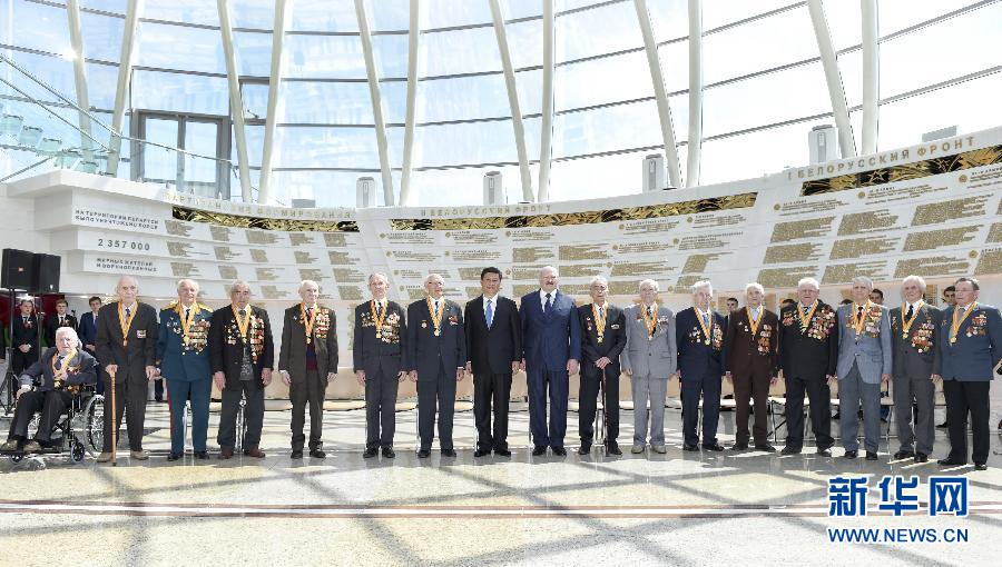 　　5月11日，国家主席习近平同白俄罗斯总统卢卡申科在明斯克卫国战争历史博物馆会见15名白俄罗斯第二次世界大战老战士代表。新华社记者 谢环驰 摄