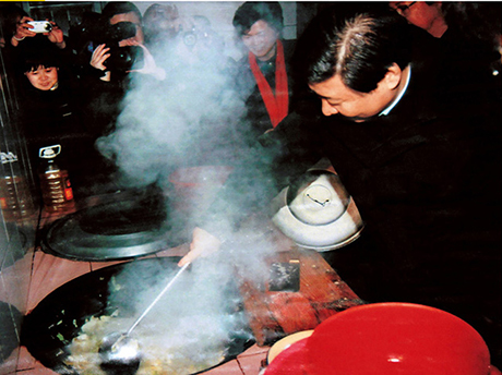 2007年1月，时任浙江省委书记的习近平在浙江省庆元县屏都镇养老院为老人们炒菜。