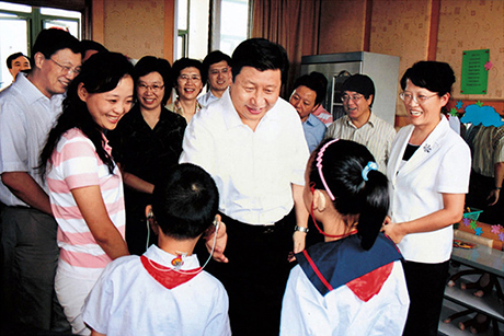 2007年9月，时任上海市委书记的习近平在上海市闵行区启音学校与听障学生亲切交谈。