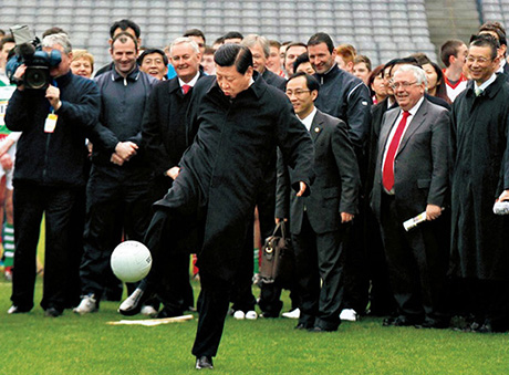 2012年2月，时任中华人民共和国副主席的习近平访问爱尔兰，在参观爱尔兰盖尔式运动协会时应邀开球。 