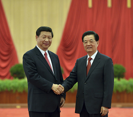 2012年11月15日，在北京人民大会堂会见出席中共十八大代表、特邀代表和列席人员时，习近平和胡锦涛亲切握手。