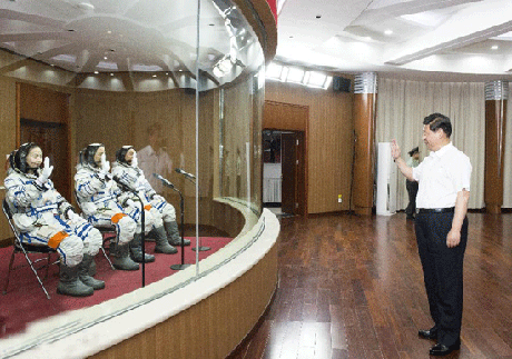 2013年6月11日，习近平在酒泉卫星发射中心观看神舟十号载人飞船发射，向即将出征的航天员聂海胜、张晓光、王亚平挥手致意。