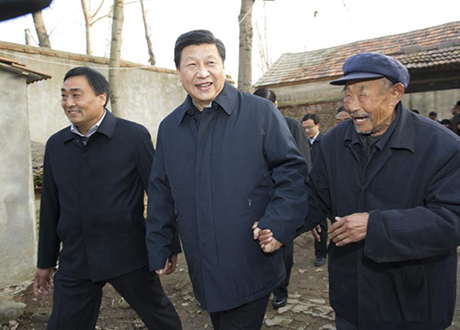 2014年1月25日，习近平在地处山东沂蒙老区的临沭县曹庄镇朱村亲切地拉着83岁的“老支前”王克昌的手去他家看望。