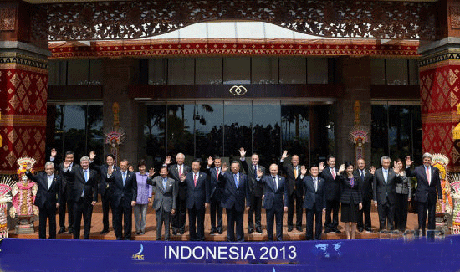 2013年10月8日，习近平在印度尼西亚巴厘岛出席亚太经合组织第二十一次领导人非正式会议。