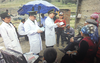 庄仕华带医疗队到天山深处的农牧区巡诊，宣讲防病知识。