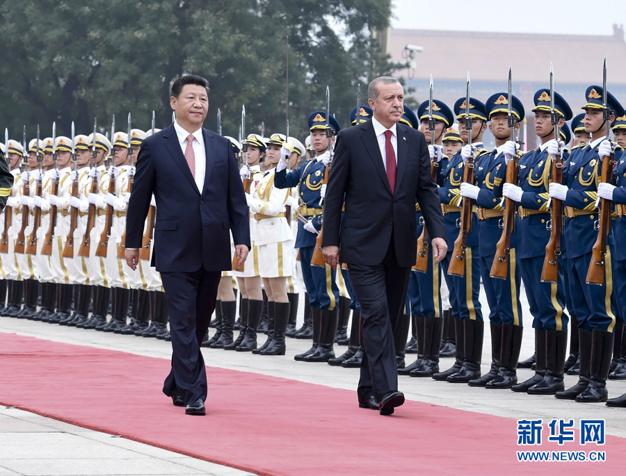 　　7月29日，国家主席习近平在北京人民大会堂同土耳其总统埃尔多安举行会谈。这是会谈前，习近平在人民大会堂东门外广场为埃尔多安举行欢迎仪式。新华社记者 张铎 摄