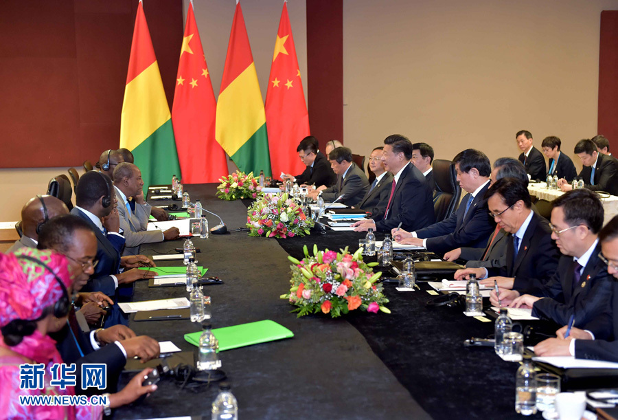 12月3日，国家主席习近平在约翰内斯堡会见几内亚总统孔戴。新华社记者 李涛 摄 