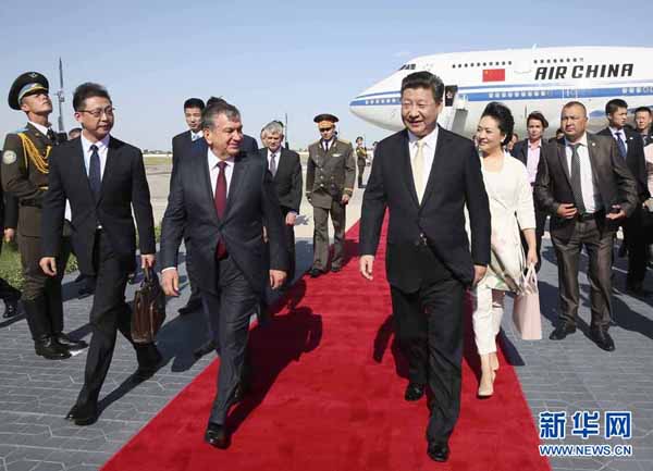 6月21日，国家主席习近平抵达布哈拉，开始对乌兹别克斯坦共和国进行国事访问并出席在塔什干举行的上海合作组织成员国元首理事会第十六次会议。这是在布哈拉国际机场，习近平和夫人彭丽媛受到乌兹别克斯坦总理米尔济约耶夫和布哈拉州州长埃萨诺夫等热情迎接。新华社记者兰红光摄