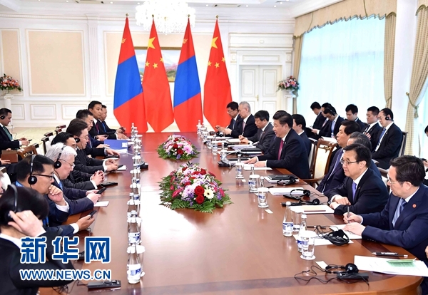 　　6月23日，国家主席习近平在塔什干会见蒙古国总统额勒贝格道尔吉。新华社记者 李涛 摄