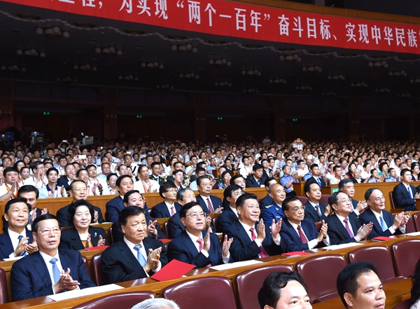 6月29日晚，庆祝中国共产党成立95周年音乐会《信念永恒》在北京举行。习近平、李克强、张德江、俞正声、刘云山、王岐山、张高丽等党和国家领导人与首都各界3000多人共同观看音乐会。新华社记者 饶爱民 摄
