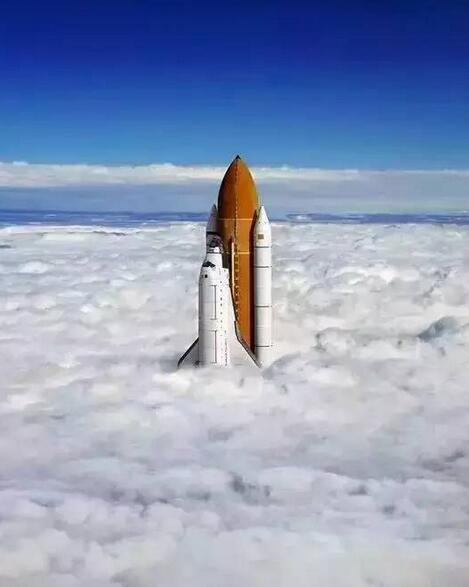 火箭穿越云层的瞬间