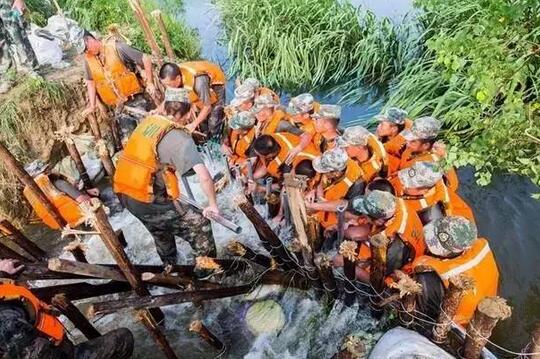 江西九江内河决口，官兵用身体筑堤坝挡水6小时