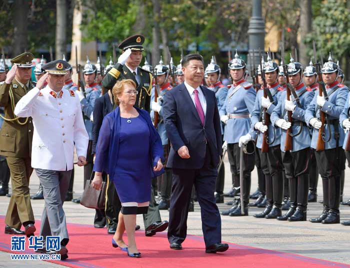 11月22日，国家主席习近平在圣地亚哥同智利总统巴切莱特举行会谈。这是会谈前，习近平出席巴切莱特在宪法广场举行的隆重欢迎仪式。