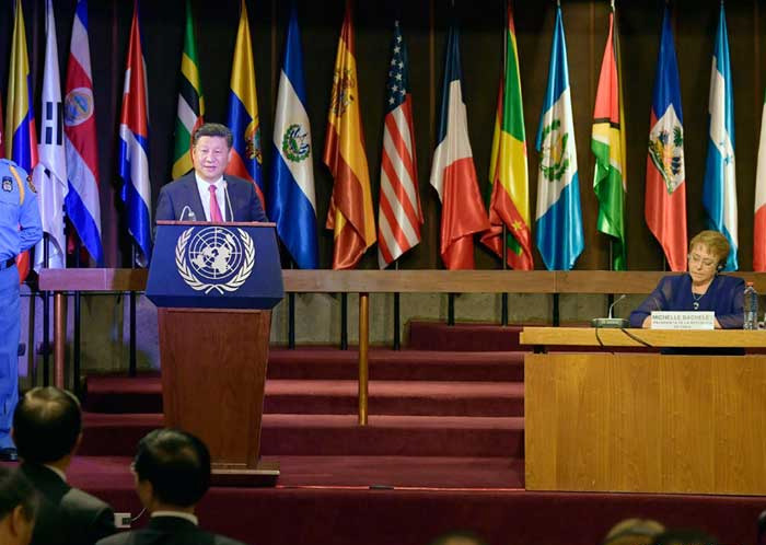 11月22日，国家主席习近平在圣地亚哥联合国拉丁美洲和加勒比经济委员会总部出席中拉媒体领袖峰会开幕式。智利总统巴切莱特陪同出席。在热烈的掌声中，习近平发表题为《开创中拉媒体合作新局面》的致辞。