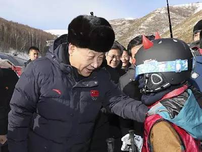 1月23日，中共中央总书记、国家主席、中央军委主席习近平在河北省张家口市考察北京冬奥会筹办工作。这是习近平在云顶滑雪场亲切勉励参加滑雪冬令营的少年儿童。新华社记者 兰红光 摄