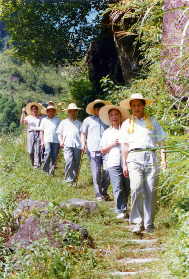 1989年7月19日，时任宁德地委书记的习近平一行前往寿宁县下党乡调研途中。（张培基 摄）
