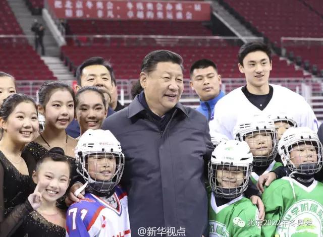 24日上午，在五棵松体育中心，习近平实地察看2022年北京冬奥会冰球比赛场馆，观看了青少年冰球和花样滑冰队列滑训练。