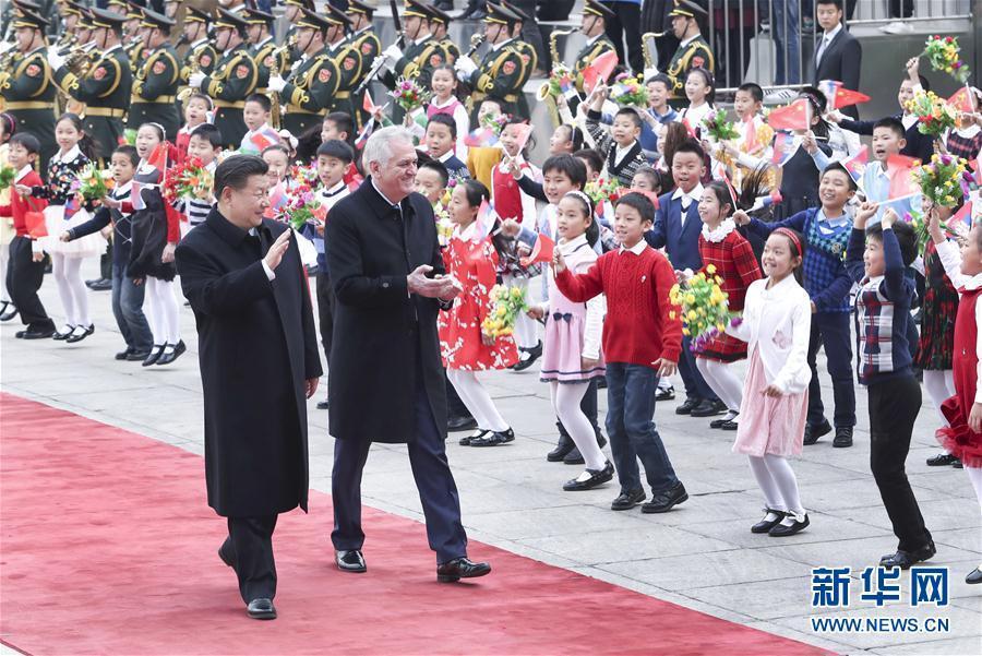 　　3月30日，国家主席习近平在北京人民大会堂同塞尔维亚总统尼科利奇举行会谈。这是会谈前，习近平在人民大会堂东门外广场为尼科利奇举行欢迎仪式。