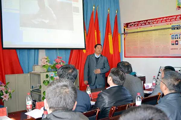 图为新疆阿勒泰地区富蕴县杜热乡有色村党支部书记讲富民政策。