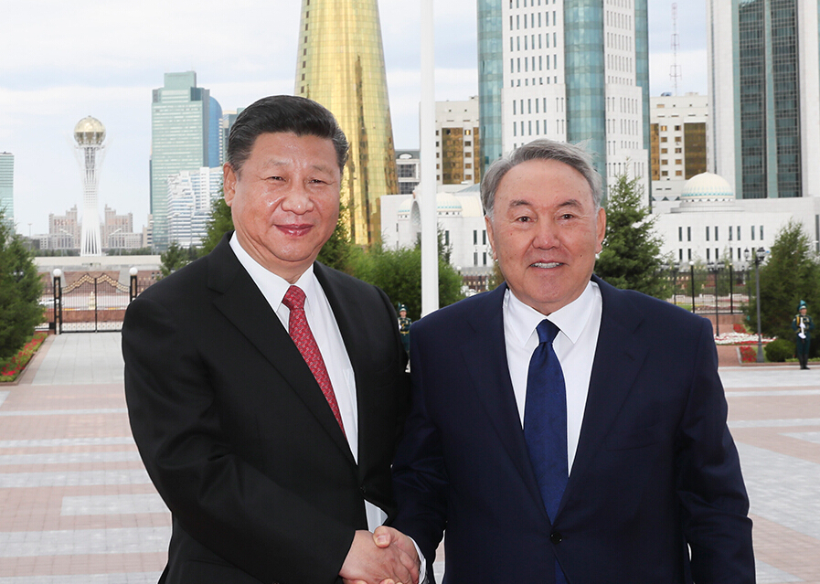 　　6月8日，国家主席习近平在阿斯塔纳同哈萨克斯坦总统纳扎尔巴耶夫举行会谈。会谈前，习近平出席纳扎尔巴耶夫在总统府举行的隆重欢迎仪式。